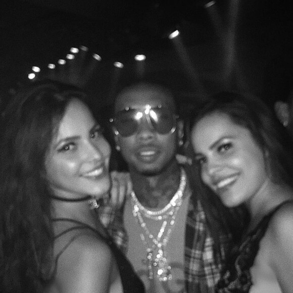A ex-BBB Emilly Araújo posou com o rapper Tyga em um show em Paris
