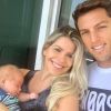 Karina Bacchi posou com namorado, Amaury Nunes, e o filho, Enrico, de 3 meses, nesta quinta-feira, 23 de novembro de 2017