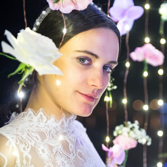 Clara (Bianca Bin) reaparece em Palmas em baile beneficente, é coroada embaixatriz no lugar de Sophia (Marieta Severo) e deixa todos chocados com sua presença. 'Boa noite! Vocês não imaginam o prazer que é estar de volta', declara a protagonista da novela 'O Outro Lado do Paraíso'