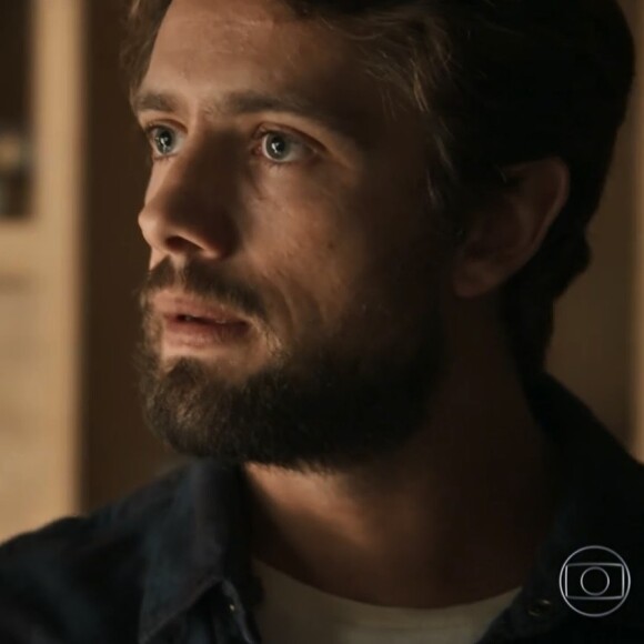 Renato (Rafael Cardoso) também fica perplexo ao ver que Clara (Bianca Bin) está viva, na novela 'O Outro Lado do Paraíso'