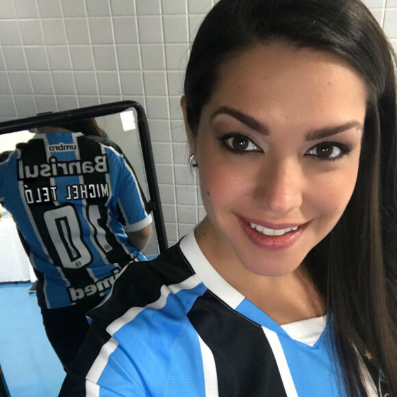 Thais Fersoza mostrou a camisa personalidade que ganhou do Grêmio