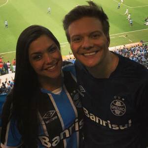 Thais Fersoza e o marido, Michel Teló, prestigiaram uma partida do Grêmio contra o Lanús na noite de quarta-feira, 22 de novembro de 2017