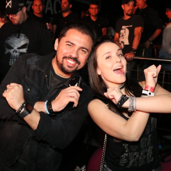 Larissa Manoela se diverte com Xand, vocalista do Aviões do Forró, em show do Bruno Mars, no estádio do Morumbi, em São Paulo