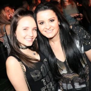 Larissa Manoela tieta Maraísa em show do Bruno Mars, em São Paulo, nesta quarta-feira, 22 de novembro de 2017