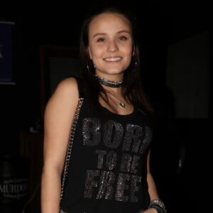 Para ir ao show do Bruno Mars, Larissa Manoela aposta em look moderno com camiseta e jeans rasgado