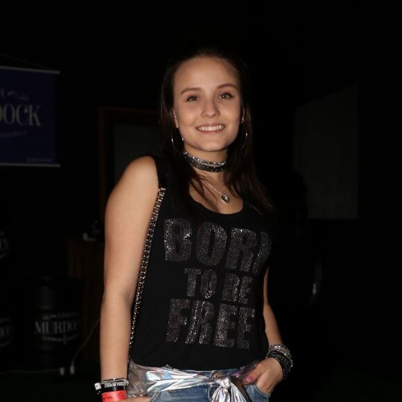 Para ir ao show do Bruno Mars, Larissa Manoela aposta em look moderno com camiseta e jeans rasgado