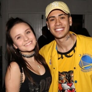 Larissa Manoela se encontra com MC Kevinho no camarote Stadium para assistir show do Bruno Mars