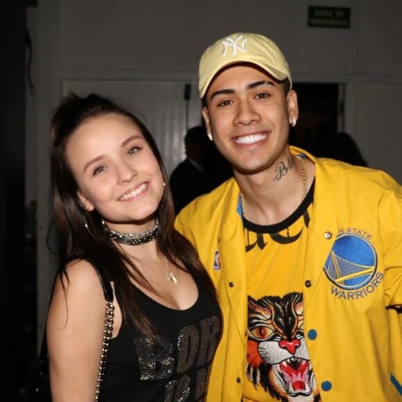 Larissa Manoela se encontra com MC Kevinho no camarote Stadium para assistir show do Bruno Mars