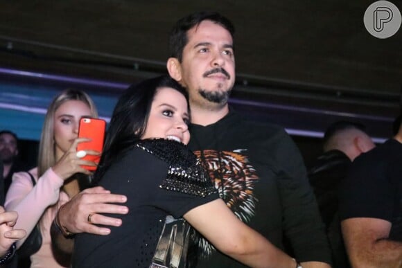 Maraísa assiste show de Bruno Mars abraçada ao noivo, Wendell Vieira