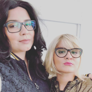 Maraisa também posou com Marília Mendonça usando peruca e instigou os fãs: 'Quem são essas?'