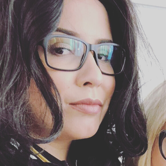 Ao lado de Maraisa, Marília Mendonça surgiu com peruca preta e caprichou no carão