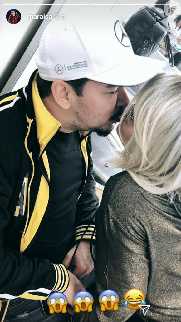 Maraisa, dupla de Maiara, de peruca loira, beija de namorado, Wendell Vieira, em foto posta no Instagram Stories, nesta quinta-feira, dia 23 de novembro de 2017