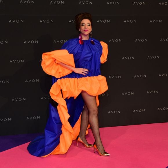 Marisa Orth apostou em um look extravagante para a 22ª edição do Prêmio Avon de Maquiagem, na Bienal do Ibirapuera, em São Paulo, nesta quinta-feira, 23 de novembro de 2017