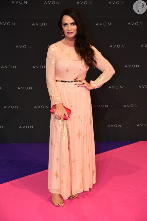 Luiza Brunet usou look rosé com estrelas douradas na 22ª edição do Prêmio Avon de Maquiagem, na Bienal do Ibirapuera, em São Paulo, nesta quinta-feira, 23 de novembro de 2017