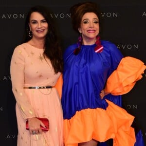 O look laranja e azul de Marisa Orth ganhou contraste ao lado do vestido rosé de Luiza Brunet na 22ª edição do Prêmio Avon de Maquiagem, na Bienal do Ibirapuera, em São Paulo, nesta quinta-feira, 23 de novembro de 2017