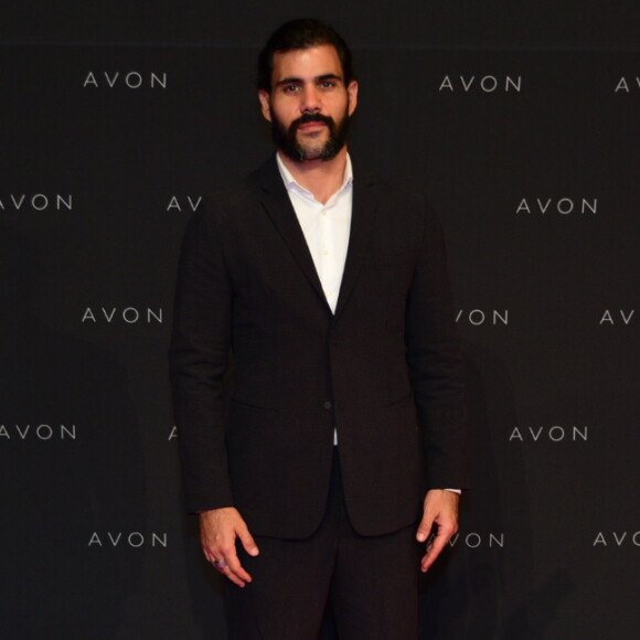 Estiloso, Juliano Cazarré combinou paletó e calça social com tênis na 22ª edição do Prêmio Avon de Maquiagem, na Bienal do Ibirapuera, em São Paulo, nesta quinta-feira, 23 de novembro de 2017