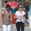 Juliana Didone exibe boa forma em caminhada na orla com namorado, Flávio Rossi