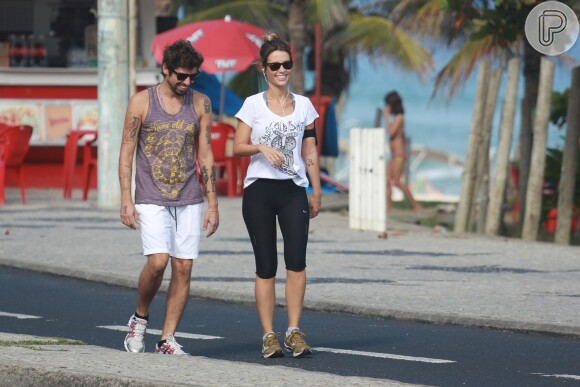 Juliana Didone exibe boa forma em caminhada na orla com namorado 17 de maio de 2014