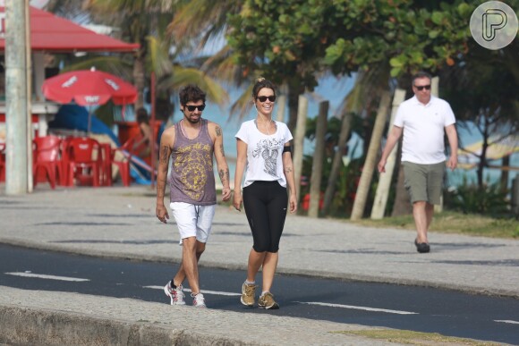 Sorridente, Juliana Didone caminhou pela orla da Barra da Tijuca, Zona Oeste do Rio de Janeiro, ao lado do namorado, o artista plástico Flávio Rossi