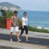 Juliana Didone exibe boa forma em caminhada na orla com namorado