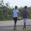 Juliana Didone exibe boa forma em caminhada na orla com namorado