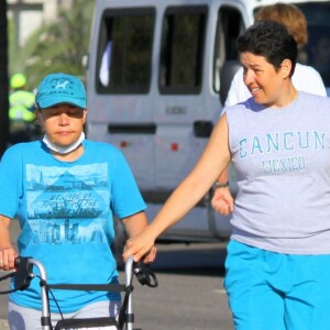 Claudia Rodrigues passou a se locomover com o auxílio de um andador durante o período de recuperação