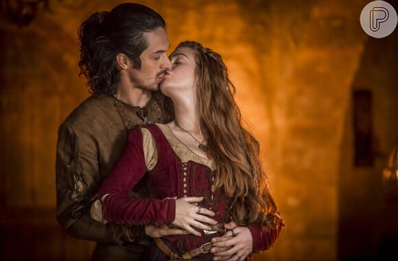 A primeira foto do beijo de Amália (Marina Ruy Barbosa) e Afonso (Romulo Estrela) na novela 'Deus Salve o Rei' foi divulgada nesta sexta-feira, 24 de novembro de 2017