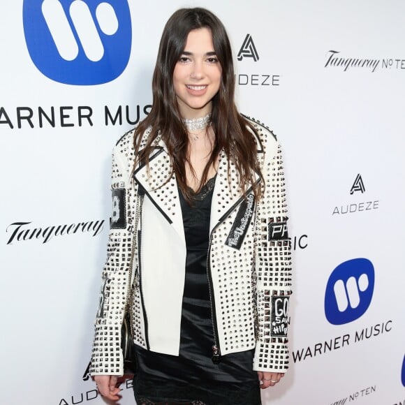 Por vezes, Dua Lipa segue uma influência mais rocker em suas produções