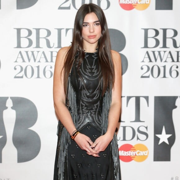 Dua Lipa consegue alternar looks bem vibrantes e coloridos com produções mais escuras e discretas