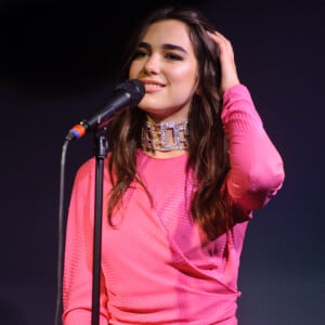 Além dos modelos de couro e metálico, Dua Lipa ostenta chokers como a da imagem, com grandes letras de strass