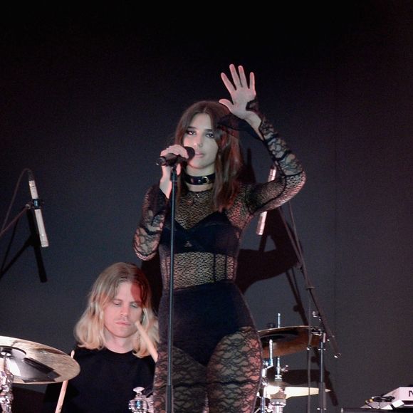 A cantora de 22 anos brinca com a transparência em suas produções