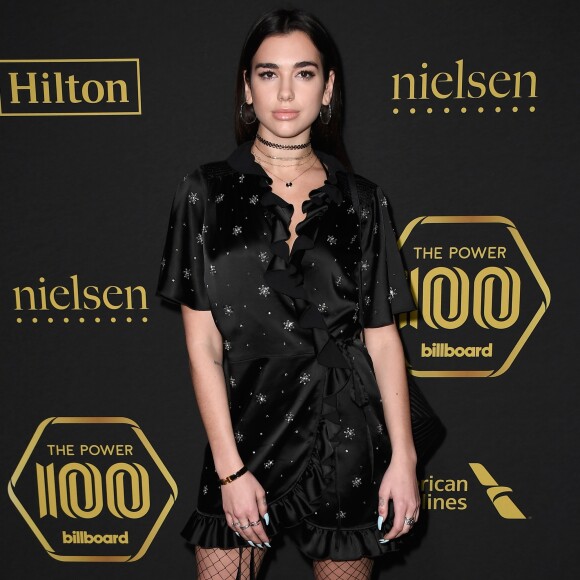 Dua Lipa buscar caprichar nos acessórios na hora de compor o look