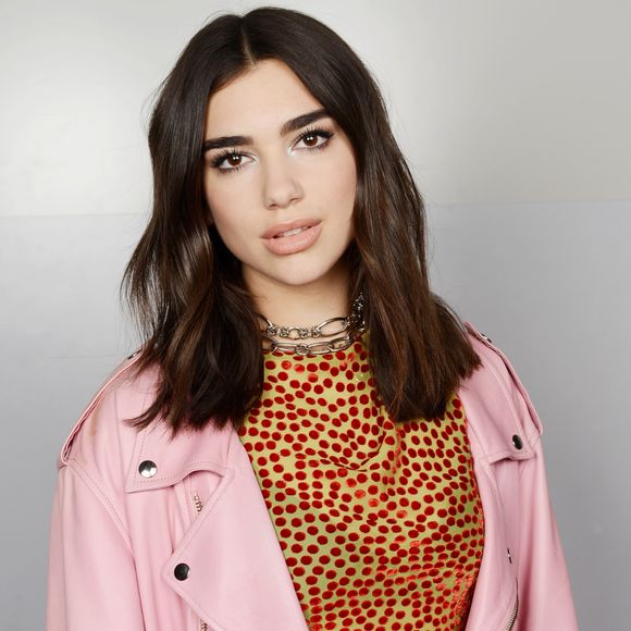 A cantora Dua Lipa é adepta de peças oversized, como a jaqueta rosa da foto
