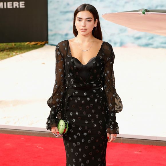 A cantora muitas vezes opta por manter os fios soltos, apenas deixando-os para trás da orelha