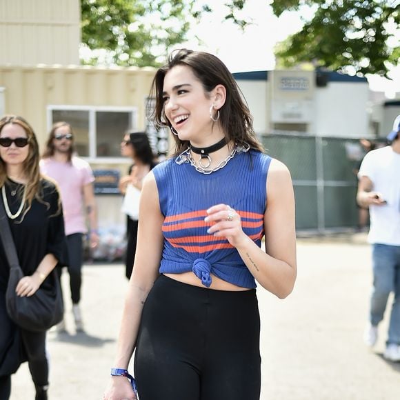 Detalhe fashion em alta, a amarração na blusa foi usada por Dua Lipa para dar um ar cool ao visual