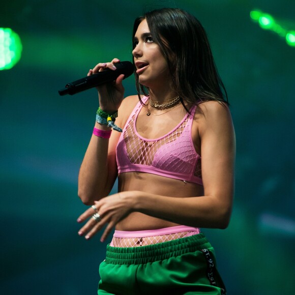 O estilo de Dua Lipa recebe uma forte influência sporty, normalmente traduzida em calças esportivas em cores vibrantes e tops