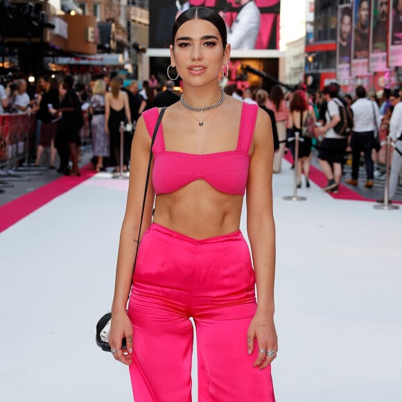 Top e calça: a dobradinha é marca registrada do estilo de Dua Lipa