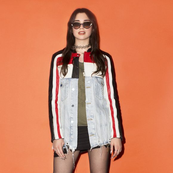 Dua Lipa tem um estilo jovem, descolado e cheio de personalidade