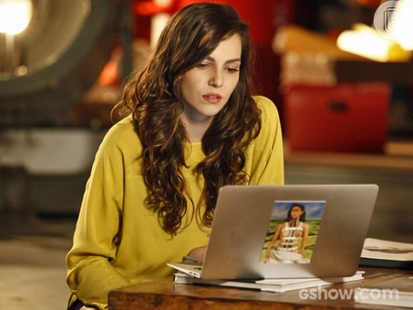 Marina (Tainá Müller) decide ir para Londres e pensa em levar Clara (Giovanna Antonelli) com ela, na novela 'Em Família'