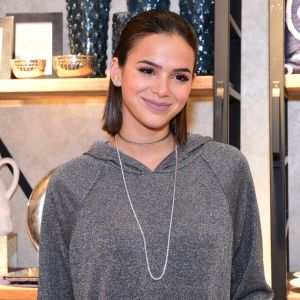 Bruna Marquezine fica incrédula após ser hipnotizada em vídeo publicado nesta sexta-feira, dia 24 de novembro de 2017