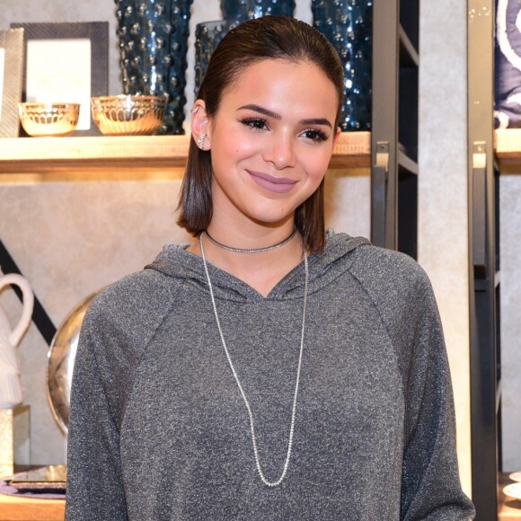 Bruna Marquezine fica incrédula após ser hipnotizada em vídeo publicado nesta sexta-feira, dia 24 de novembro de 2017