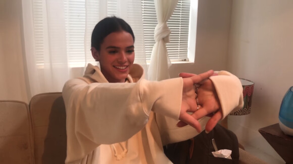 Bruna Marquezine fica surpresa ao passar por hipnose