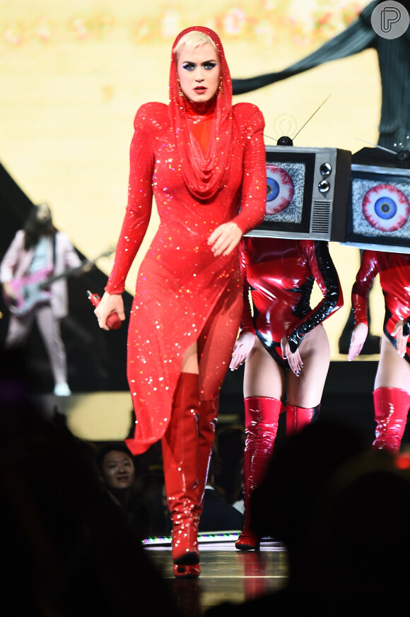 Katy Perry inicia o show da turnê 'Witness Tour' com um look vermelho e cheio de brilhos assinado por Adam Selman e Jamie Mizrahi, e com botas de Sergio Rossi