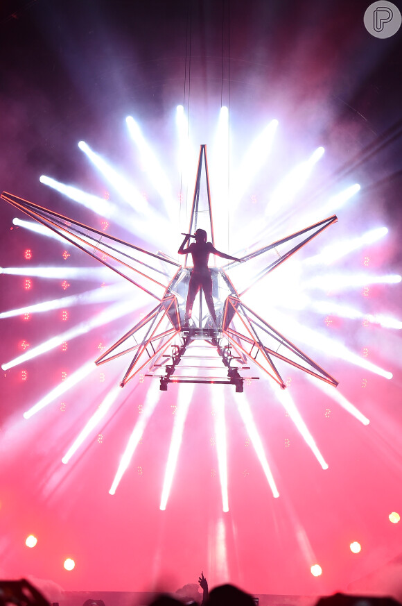 Em 'Witness Tour', Katy Parry chega ao palco a bordo de uma estrela, marcando um espetáculo com muitos efeitos especiais, mudanças de figurinos e cenários variados