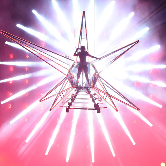 Em 'Witness Tour', Katy Parry chega ao palco a bordo de uma estrela, marcando um espetáculo com muitos efeitos especiais, mudanças de figurinos e cenários variados