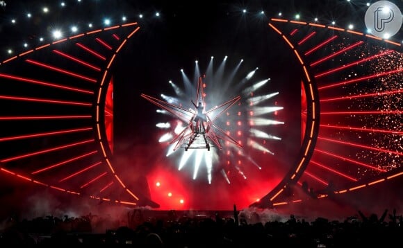 Remetendo a galáxia, Katy Perry surge voando no palco e cantando a música 'Witness' usando um figurino vermelho de pedras e óculos preto. O formato de olho no início do show remete ao visual do álbum da cantora
