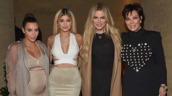 Mãe 'entrega' gravidez de Kylie Jenner e Khloé Kardashian em foto: 'Família'