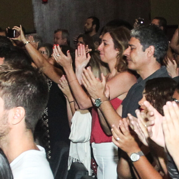 William Bonner foi clicado emocionado ao lado da namorada, Natasha Dantas, na peça 'Ayrton Senna, o Musical'