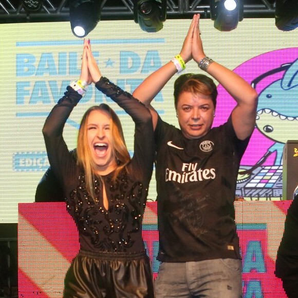 Carla Diaz se divertiu com David Brazil no 'Baile da Favorita'