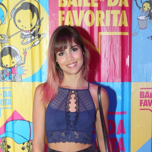 Pérola Faria também foi ao 'Baile da Favorita', no Armazém da Utopia, na Zona Portuária do Rio de Janeiro, na noite desta sexta-feira, 24 de novembro de 2017